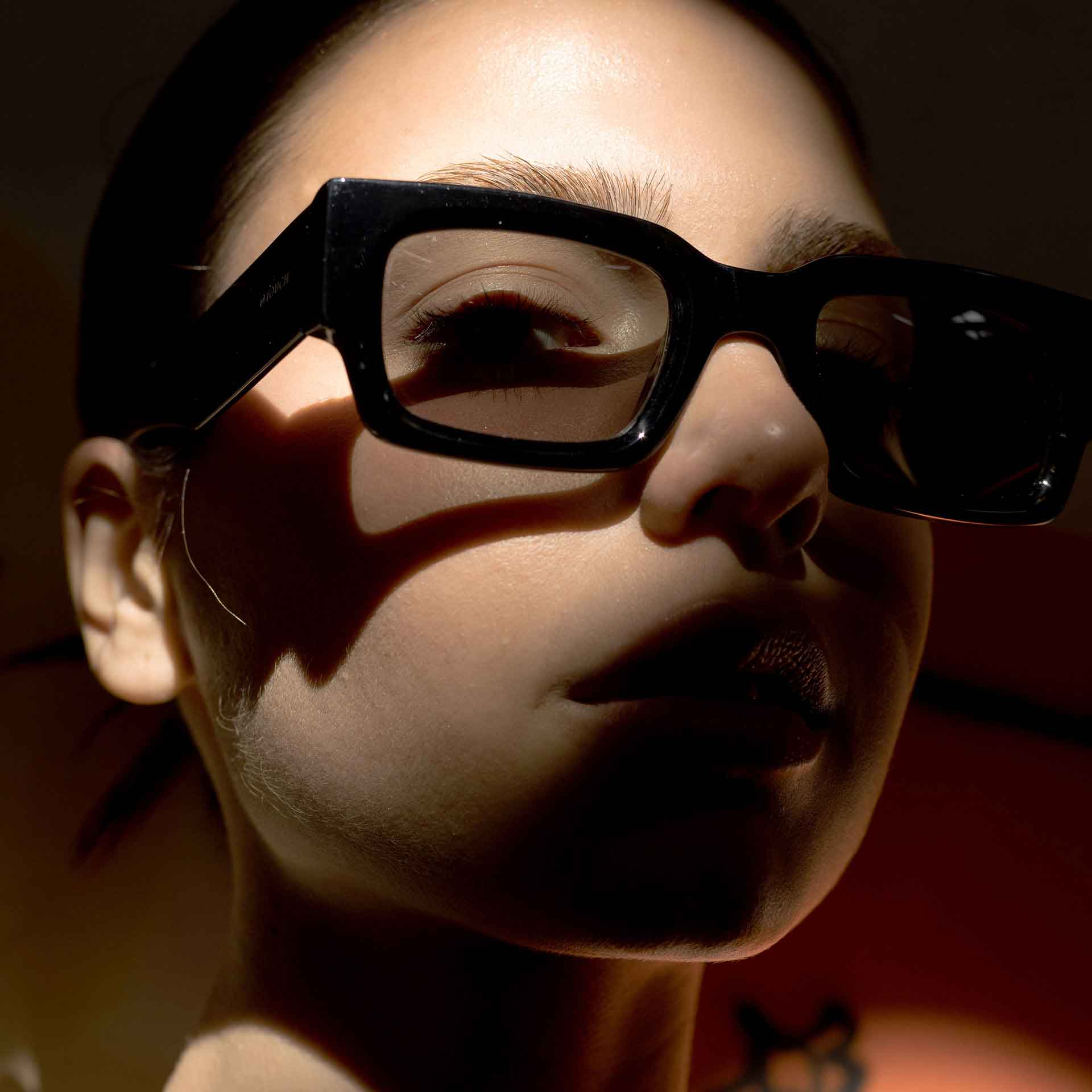 Mujer con gafas de sol Flama Birrap cuadradas negras