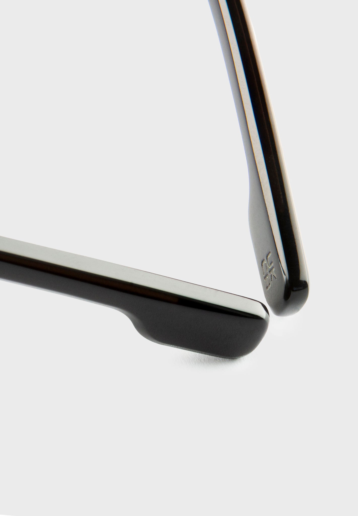 Gafas de sol negras ovaladas con lente degradada color negro. 