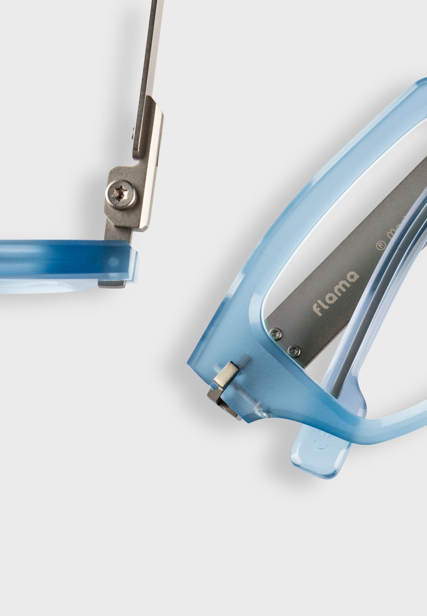 Gafas de vista azules ovaladas.