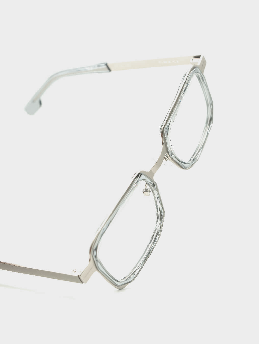 Plano perpendicular del frontal de gafas de vista cuadradas rectangulares grises y metal plata FLM06 C2