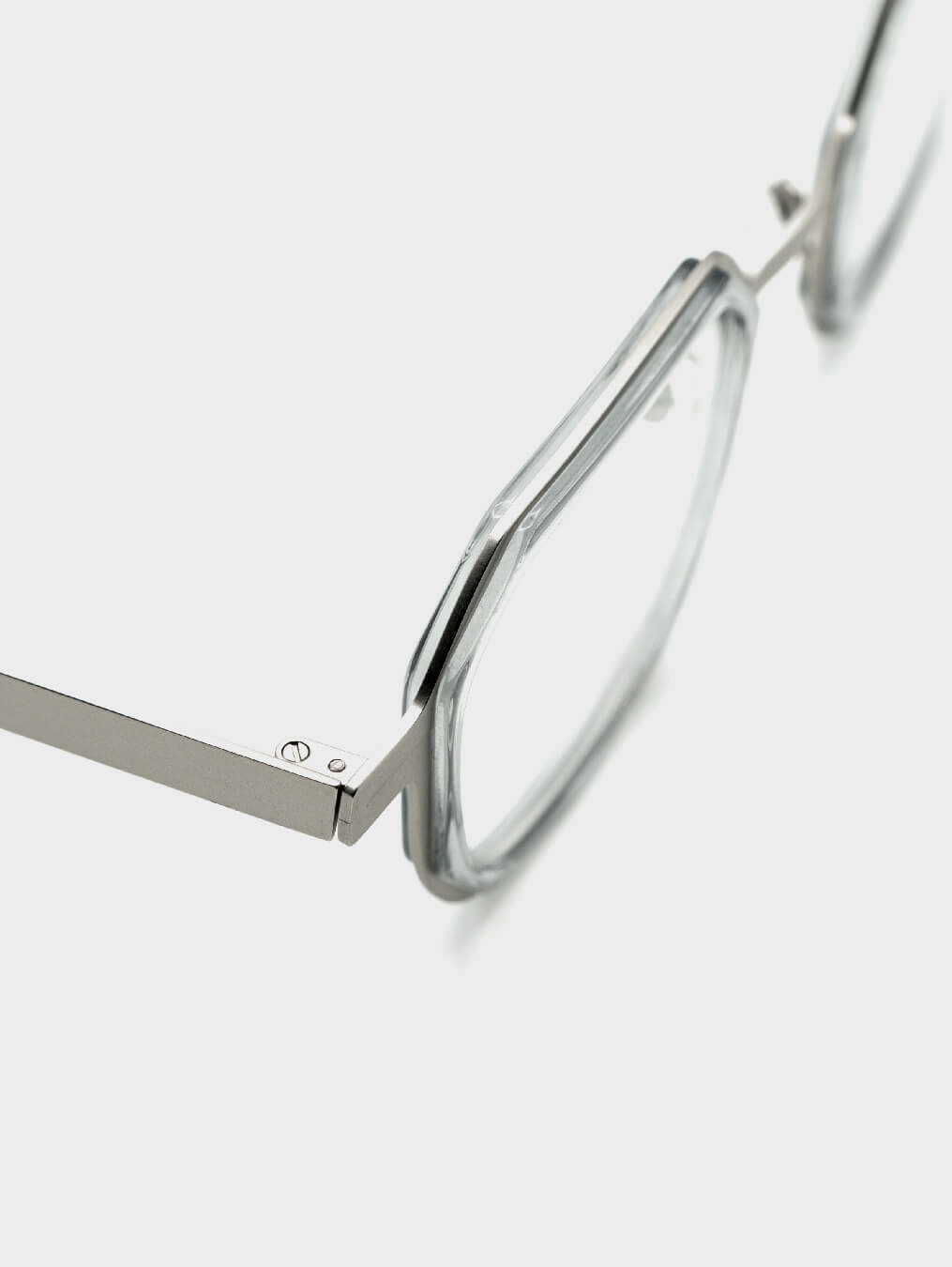 Plano superior del frontal de gafas de vista cuadradas grises y plata FLM07 C2
