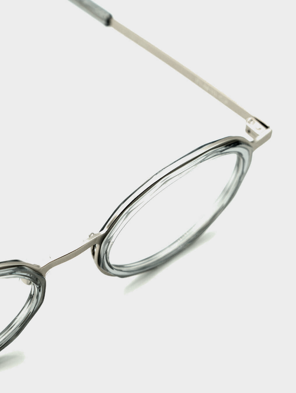 Plano superior de gafas de vista ovaladas grises y metal plata FLM10 C2