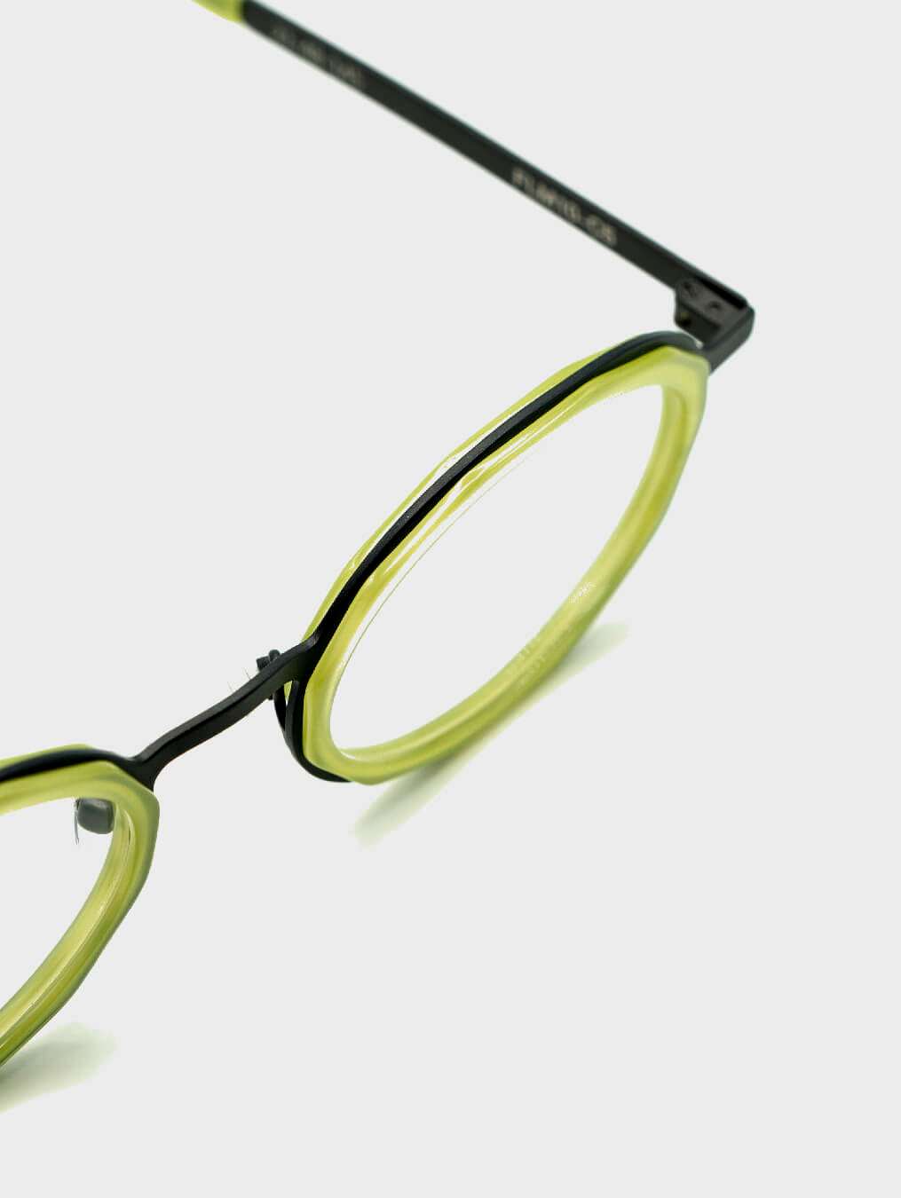 Plano tomada desde arriba del frontal de gafas de vista ovaladas verdes y negras FLM10 C5