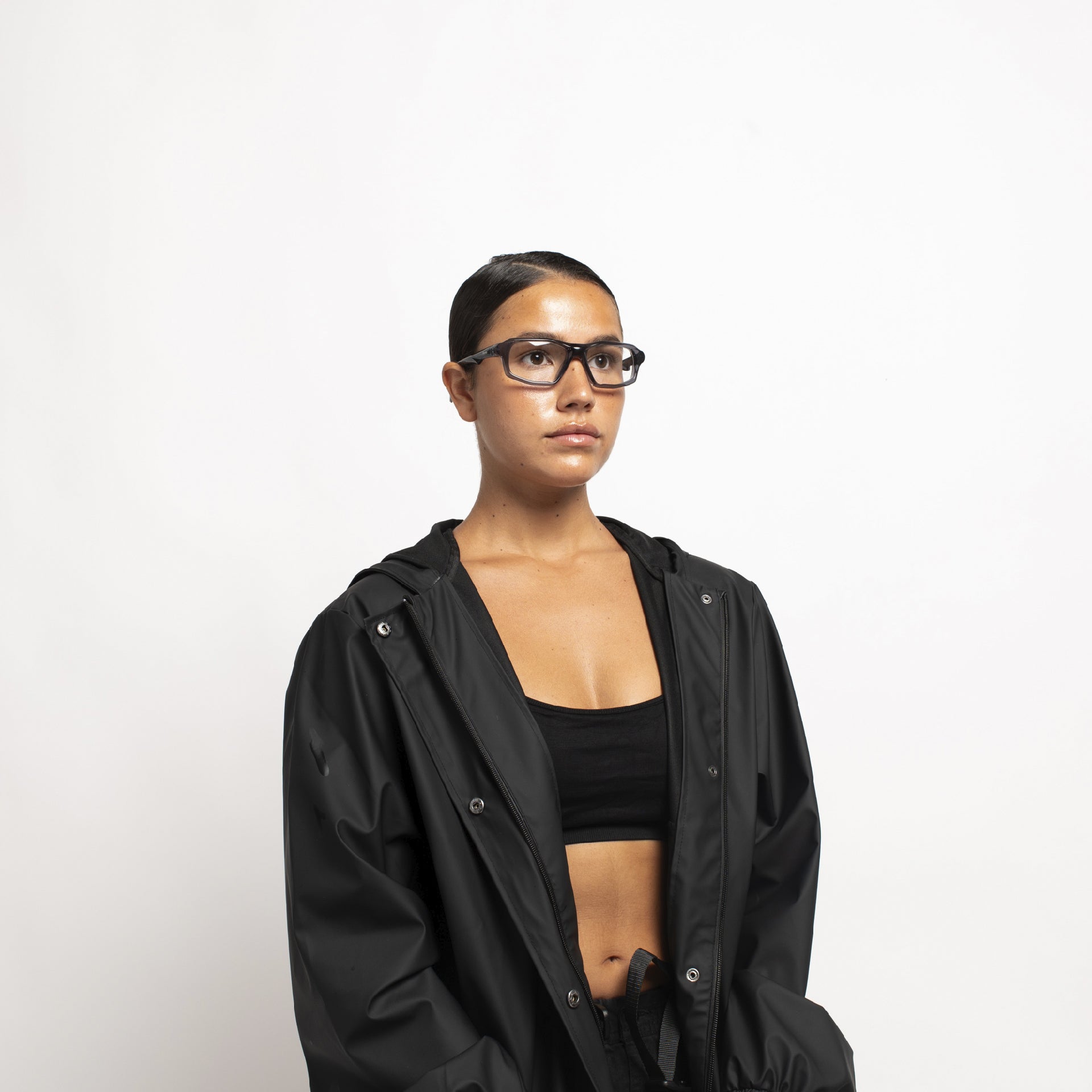 Mujer con gafas graduadas Flama Spid deportivas gris transparente