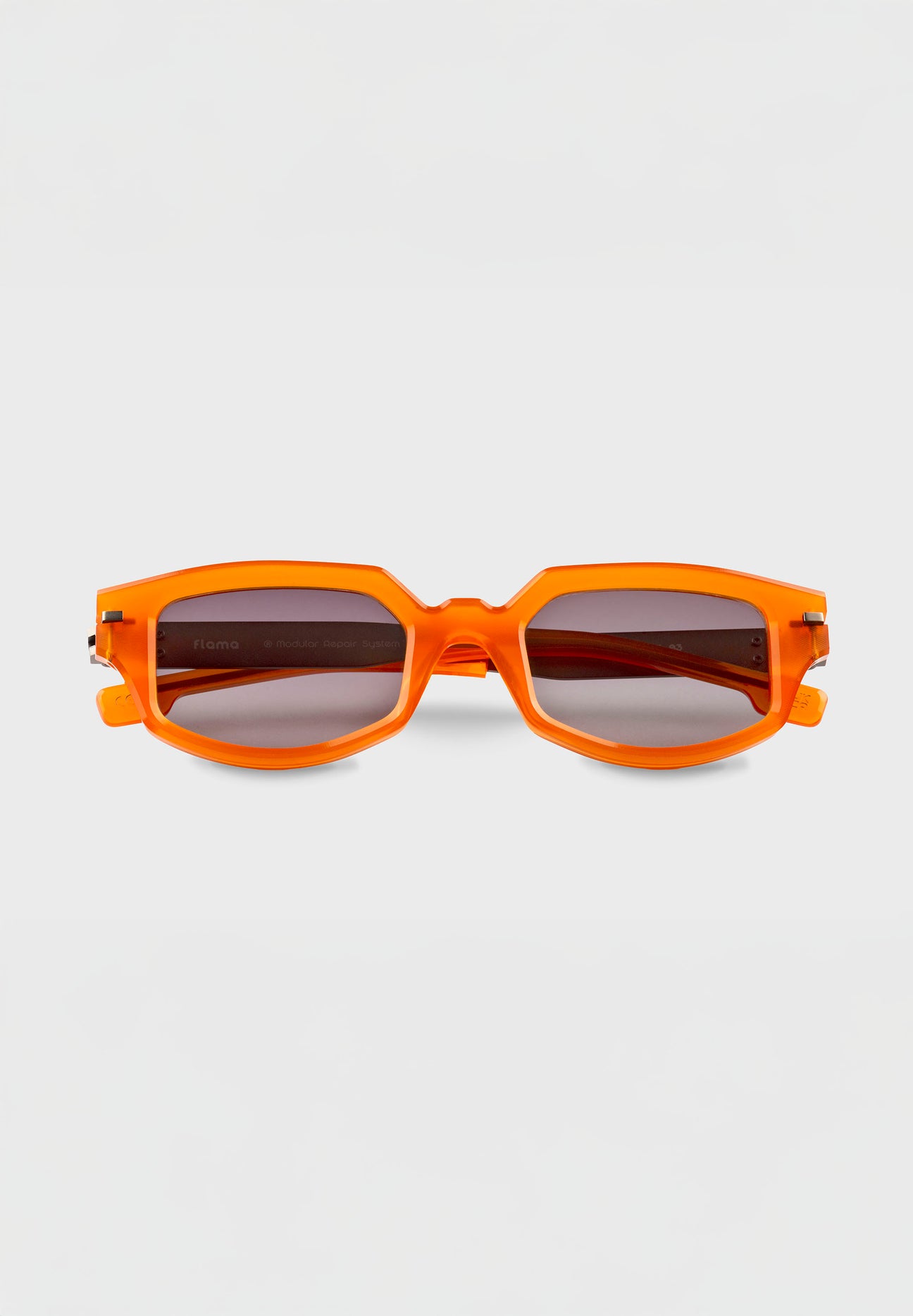 Gafas de sol naranjas ovaladas con lente degradada color negro