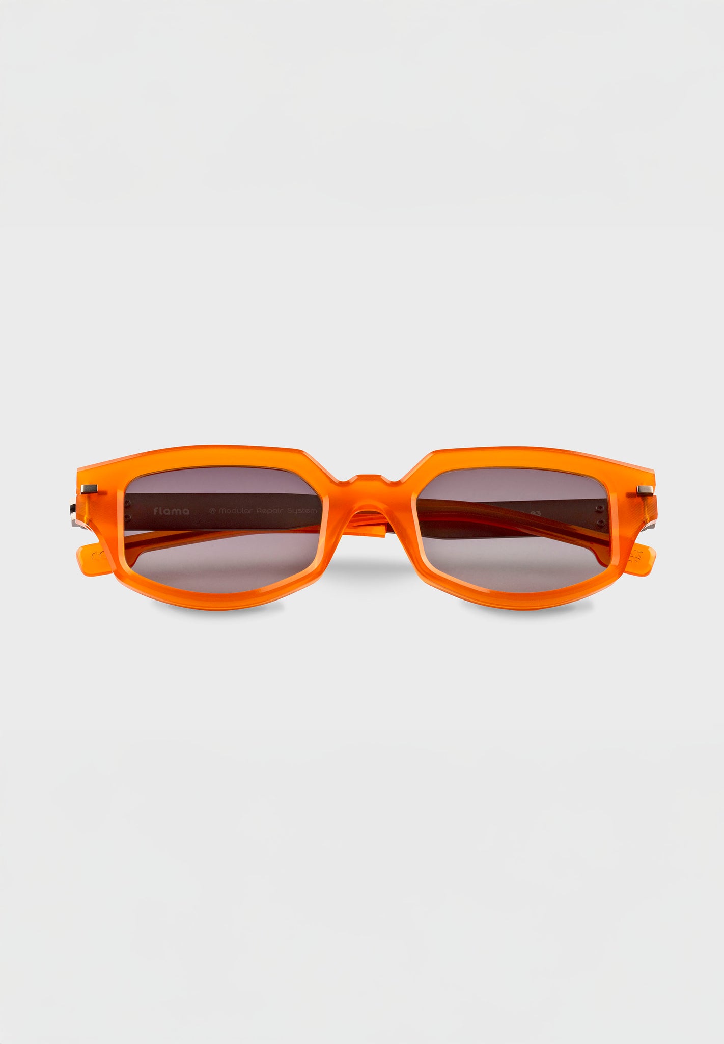 Gafas de sol naranjas ovaladas con lente degradada color negro