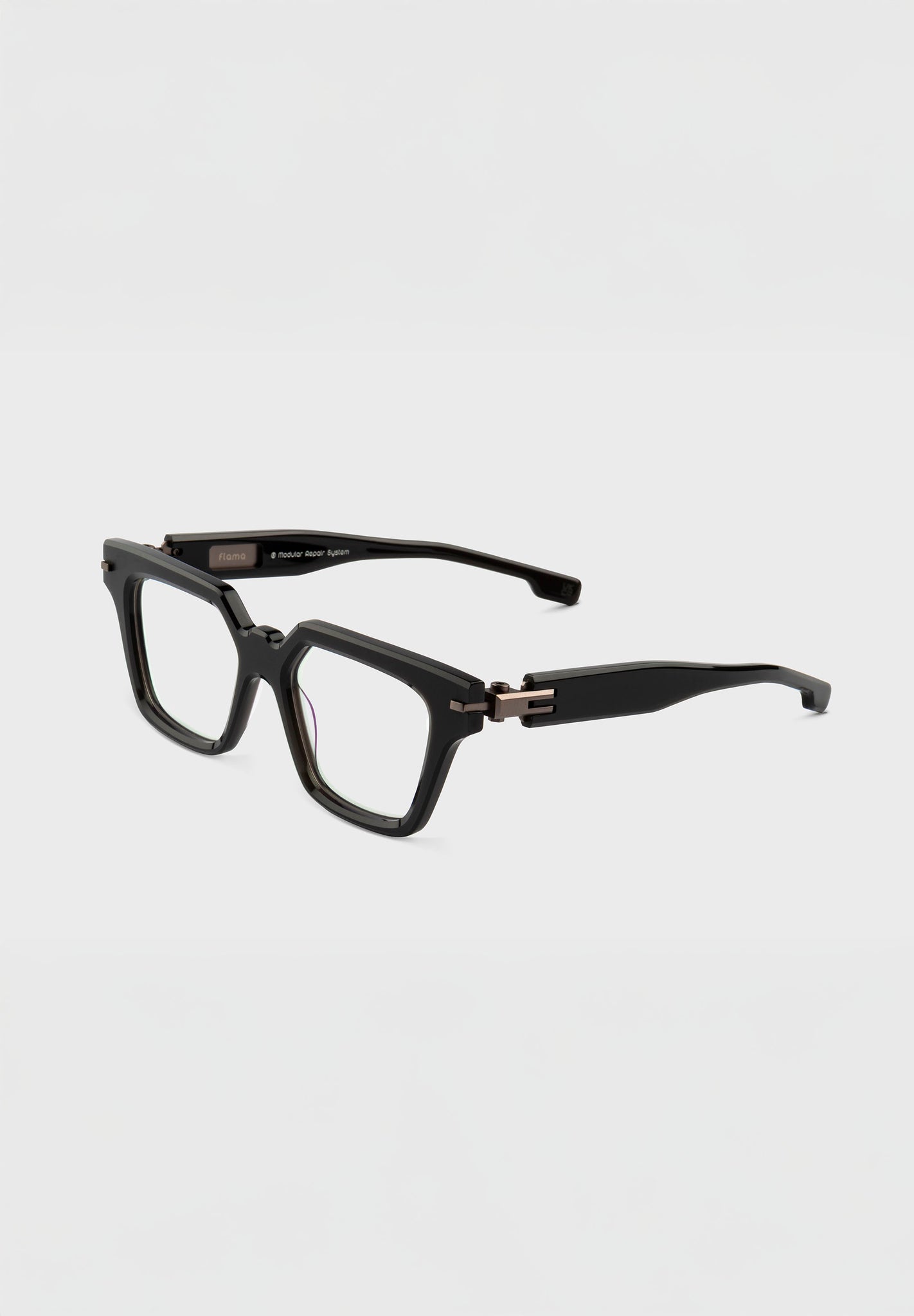 Gafas de vista negras cuadradas.