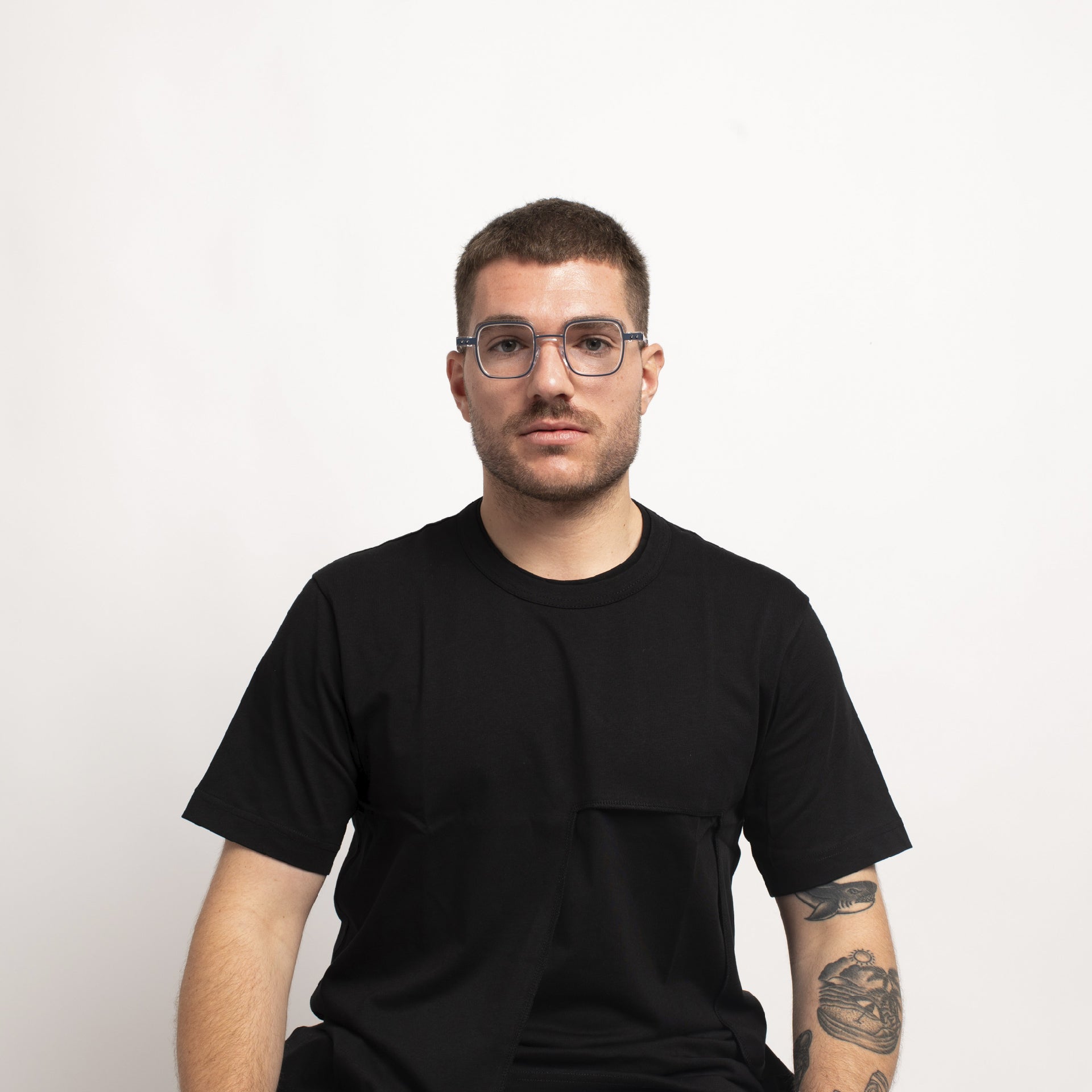 Hombre con gafas graduadas Flama Gael cuadradas transparentes y negras