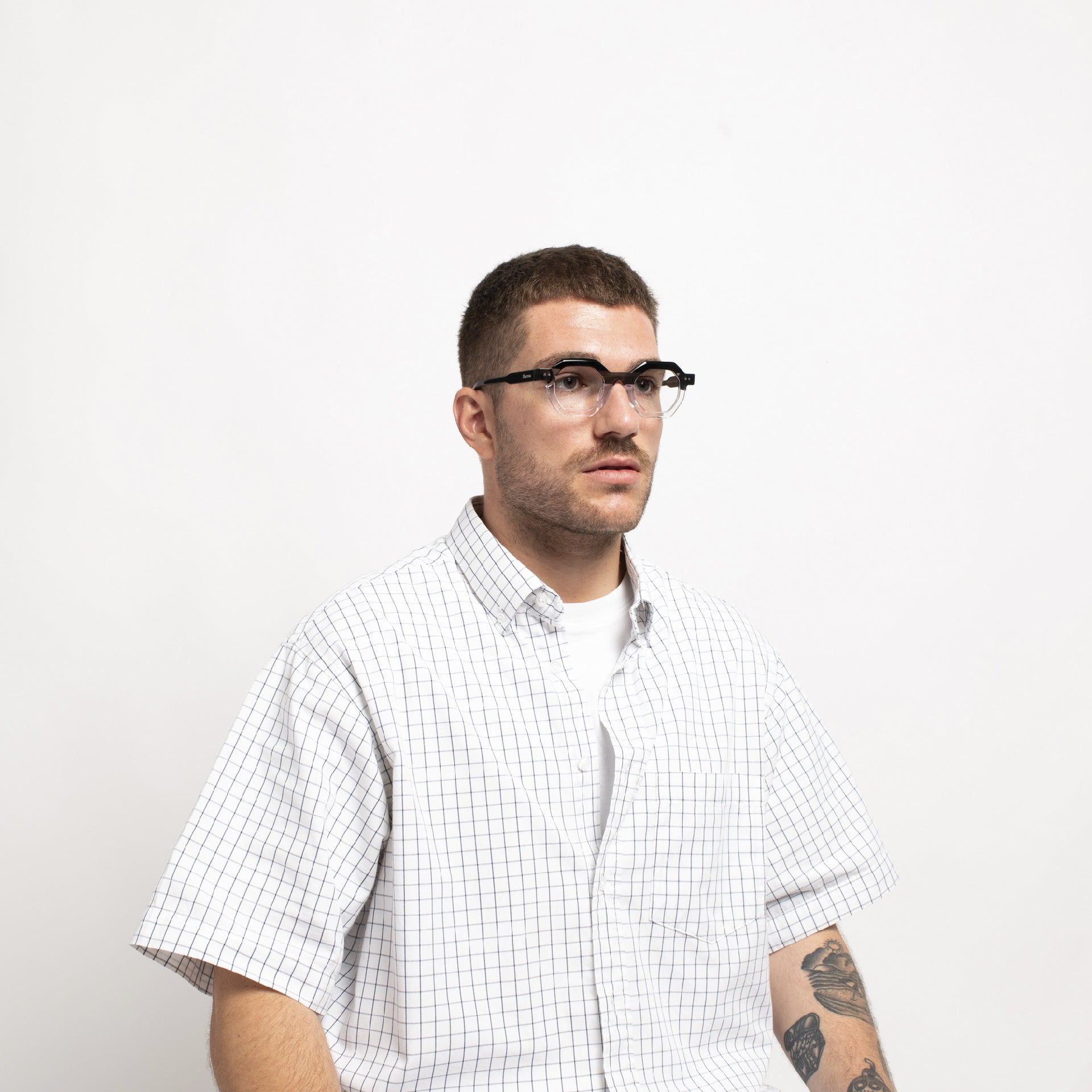 Hombre con gafas graduadas Flama Raymon hexagonales negras y transparentes
