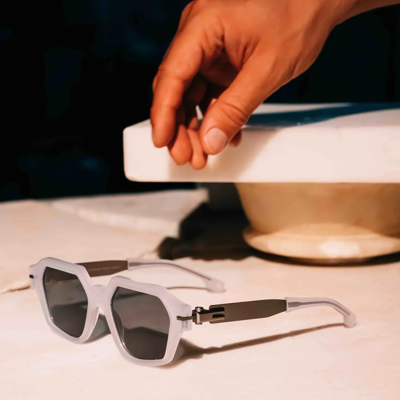 FLAMA Brille als Objekt der Präsenz